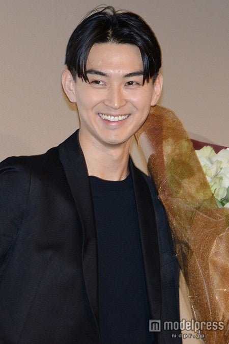 松田翔太 スタイリッシュな長髪 マスク姿に 目の保養 の声 モデルプレス